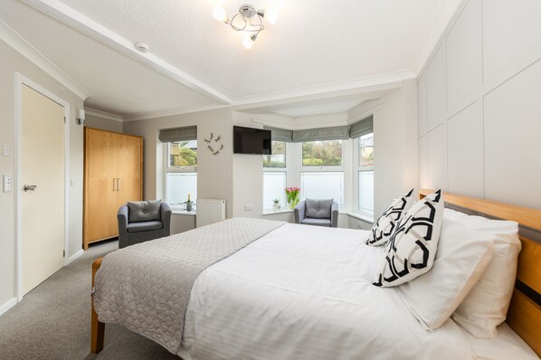 Habitación, 1 cama King size, baño en la habitación | Decoración personalizada, muebles diferentes y insonorización 