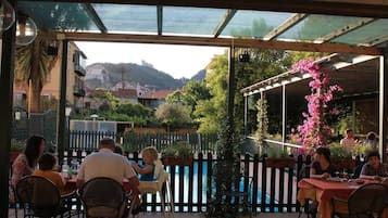 Quầy bar bên hồ bơi