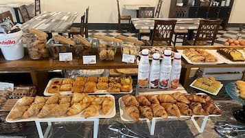 Café da manhã com buffet grátis todos os dias