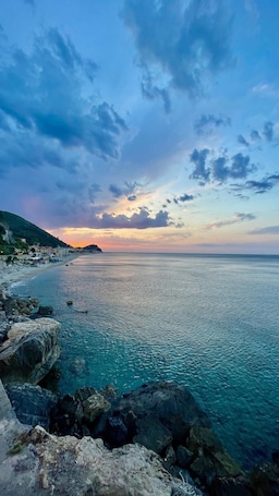 Una playa cerca, arena blanca