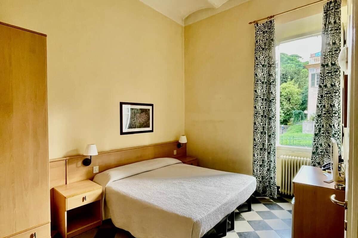 Zimmersafe, Schreibtisch, kostenloses WLAN, BettwÀsche