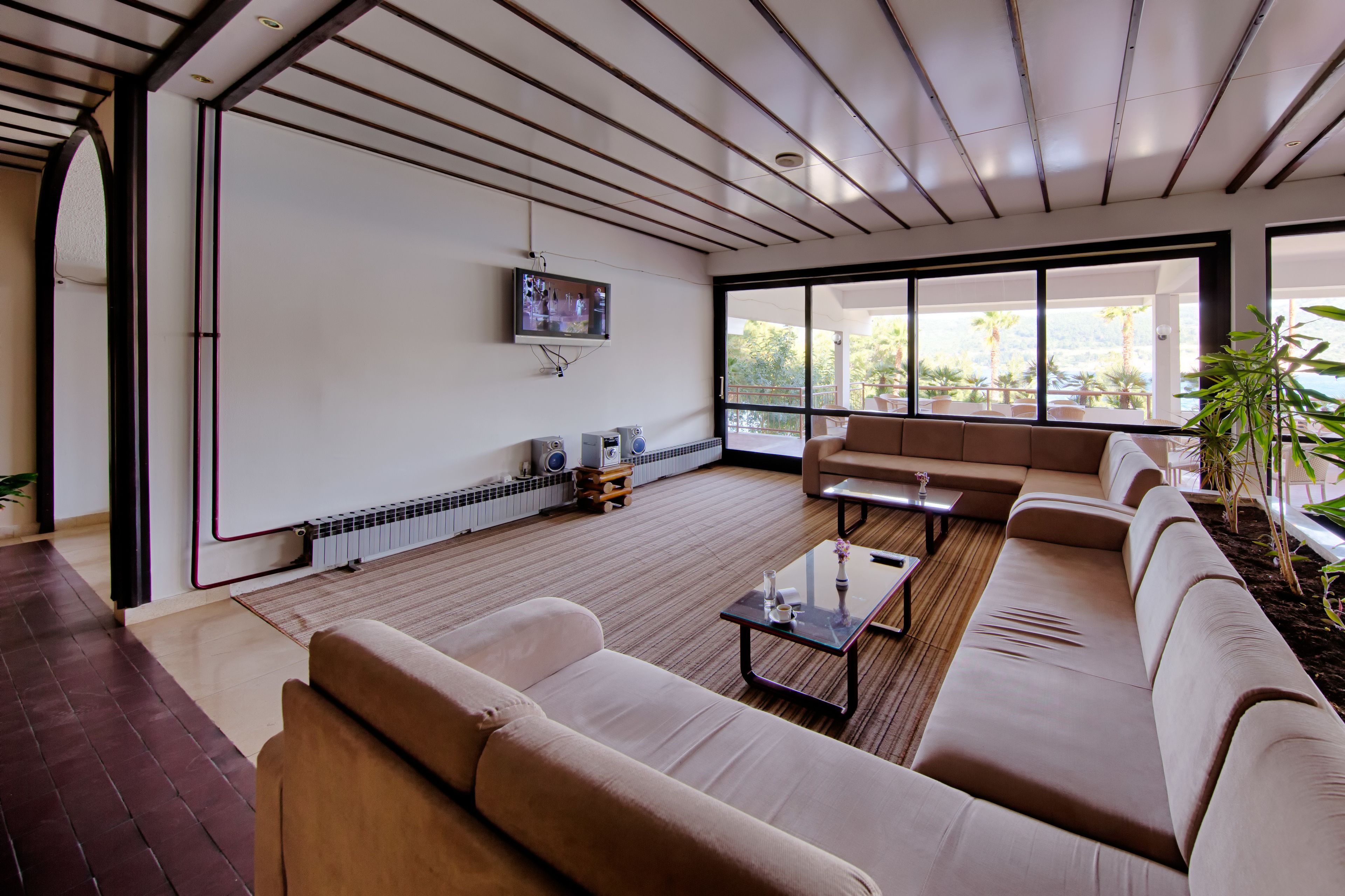 Una sala de estar moderna con un sofá, una mesa de centro y un televisor montado en la pared.