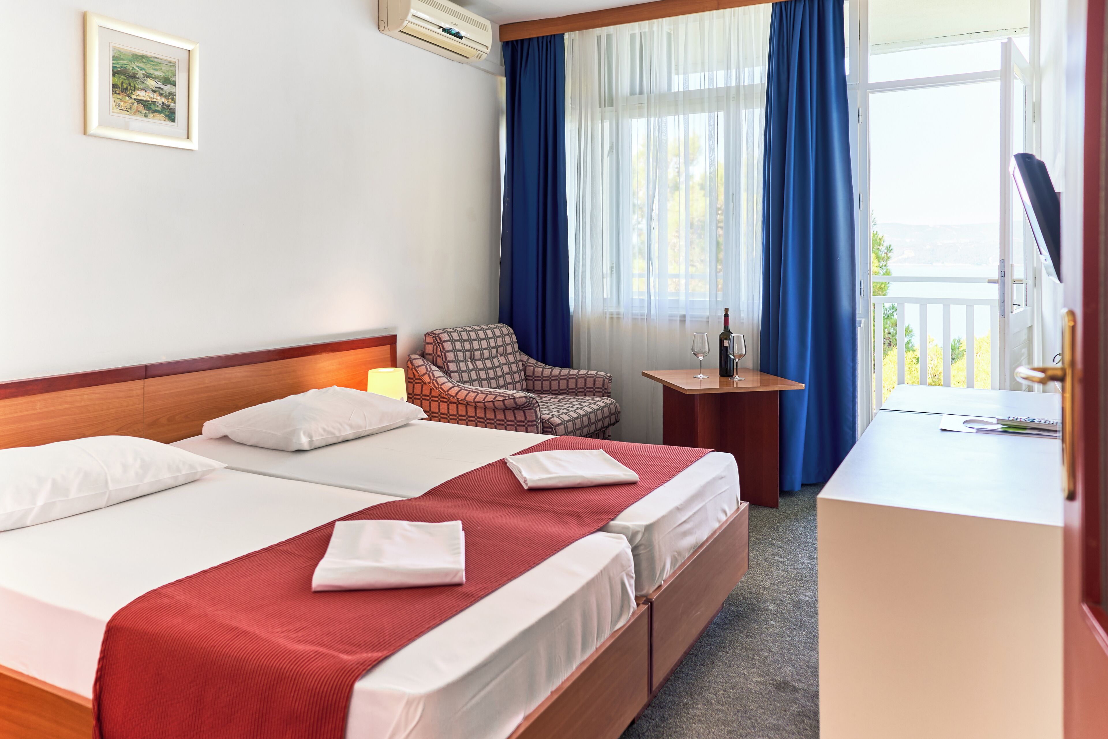 Tomannsrom – superior, balkong, delvis sjøutsikt | Safe på rommet, skrivebord, wi-fi (inkludert) og sengetøy