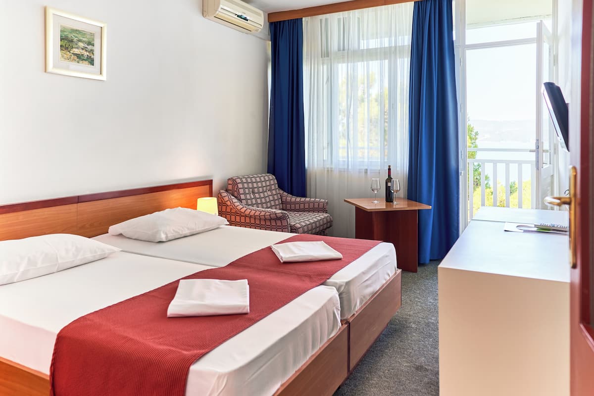 高級雙床房, 露台, 部分海景 | 房內夾萬、書桌、免費 Wi-Fi、床單