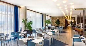 Petit déjeuner, déjeuner et dßner servis sur place, vue sur la mer