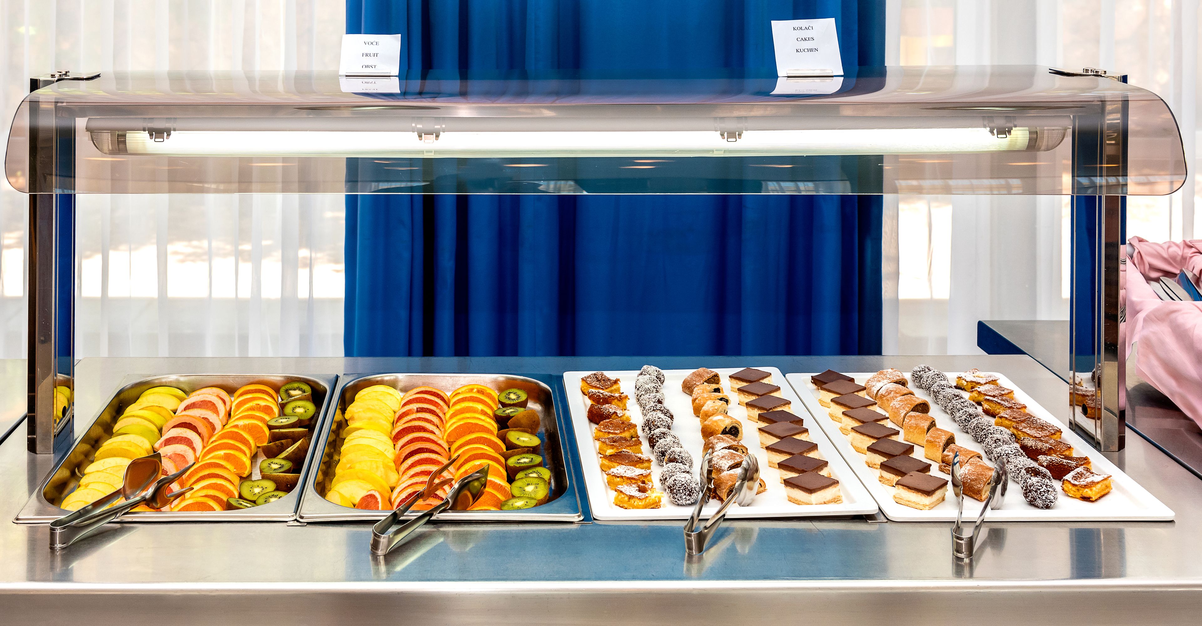 Ein reichhaltiges Buffet mit verschiedenen Speisen, darunter Obst, Gebäck und Desserts.