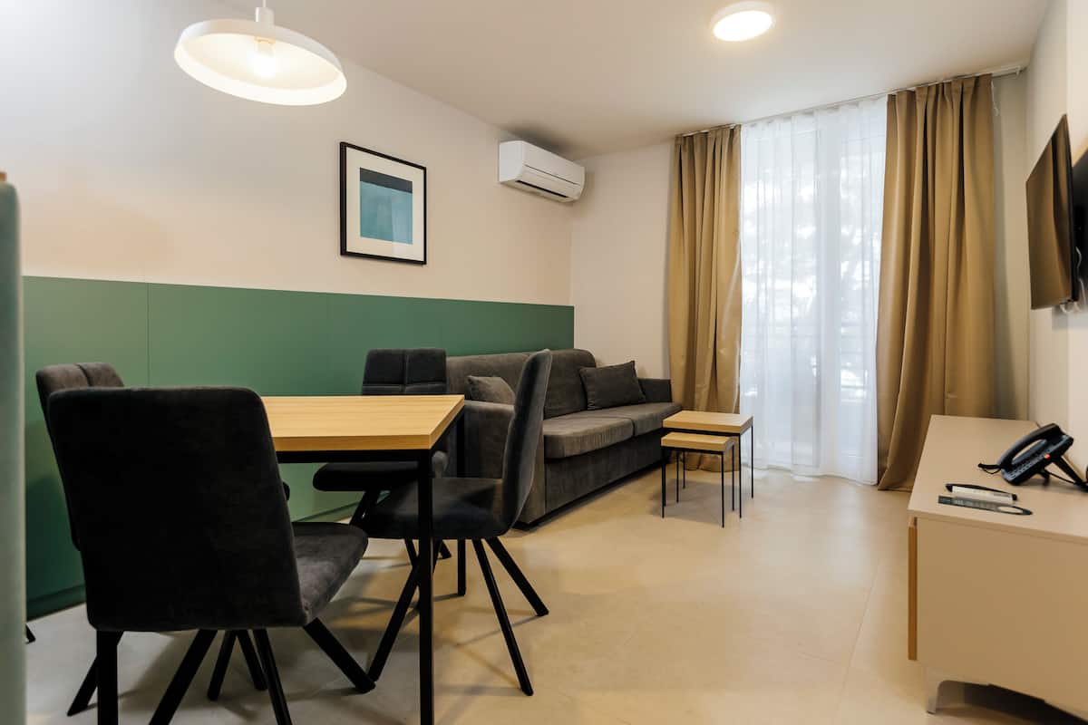 Appartement, balkon | Woonruimte | Een televisie