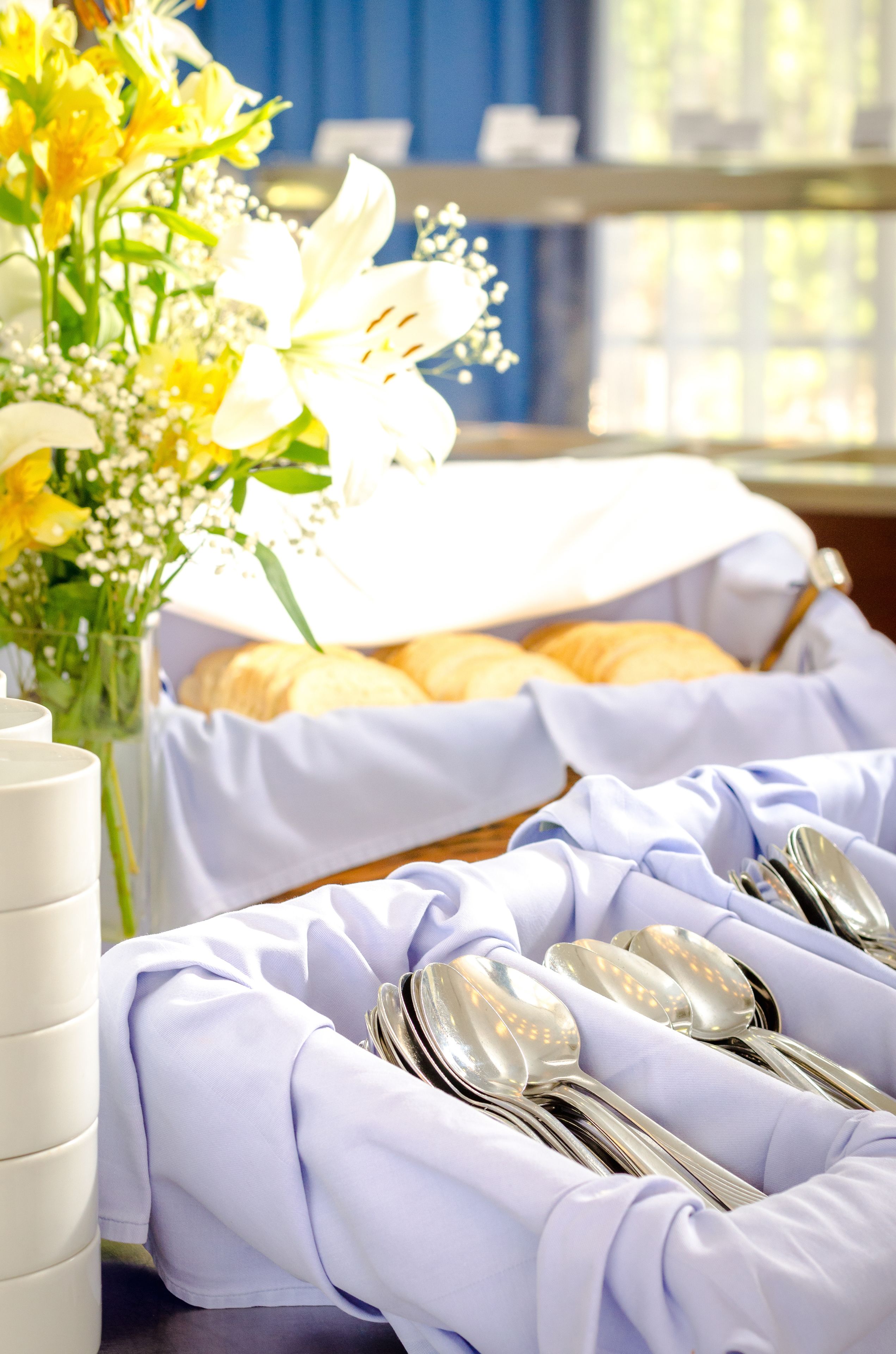 Se sirven desayunos y cocina local e internacional, con vista al mar 