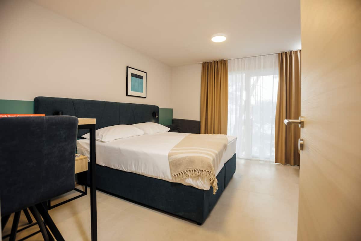 Family Bungalow, Terrace, 3 person | 房內夾萬、書桌、免費 Wi-Fi、床單