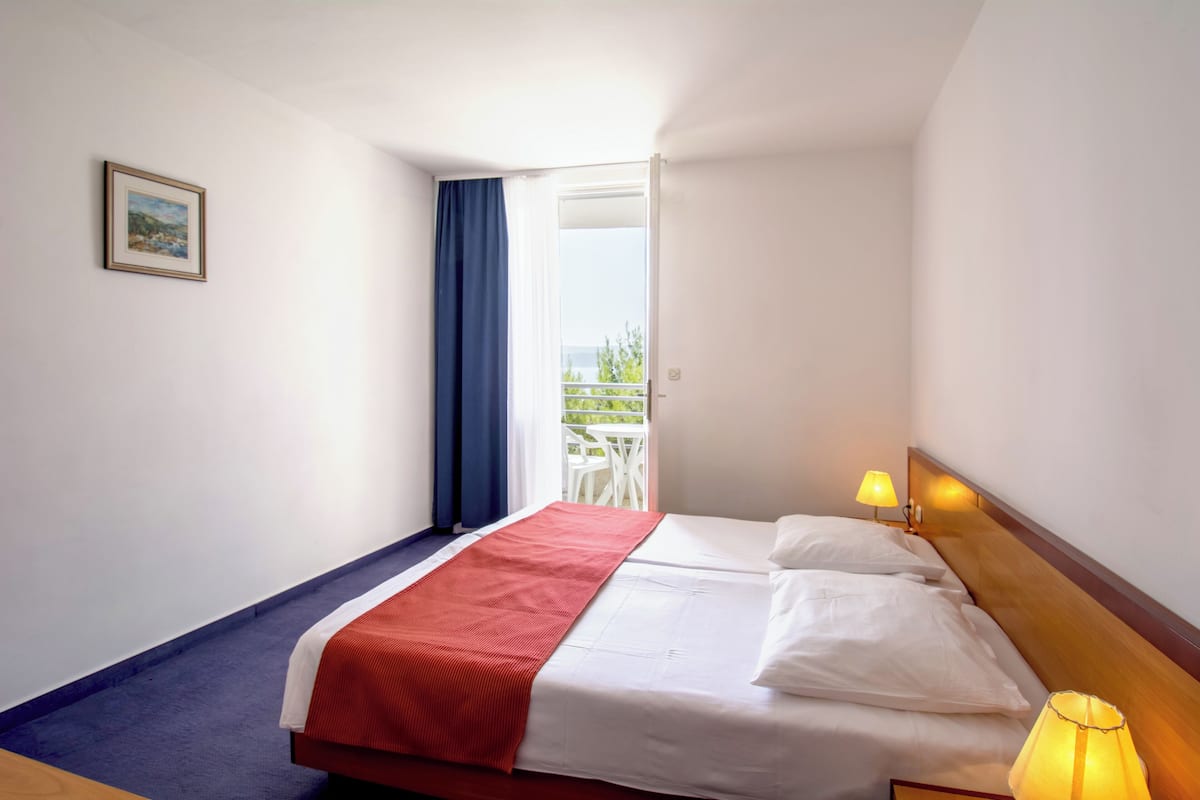 Standard-Zweibettzimmer, Balkon, eingeschränkter Meerblick | Zimmersafe, Schreibtisch, kostenloses WLAN, Bettwäsche