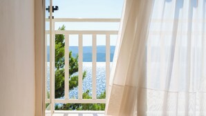 A balcony with a view of the sea and trees. - Sagitta all inclusive holiday resort (Omis)