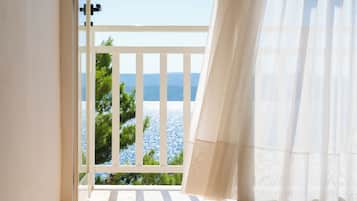 Kahden hengen standard-huone (kaksi sänkyä), parveke, osittainen merinäköala | Tallelokero huoneessa, työpöytä, ilmainen Wi-Fi, vuodevaatteet