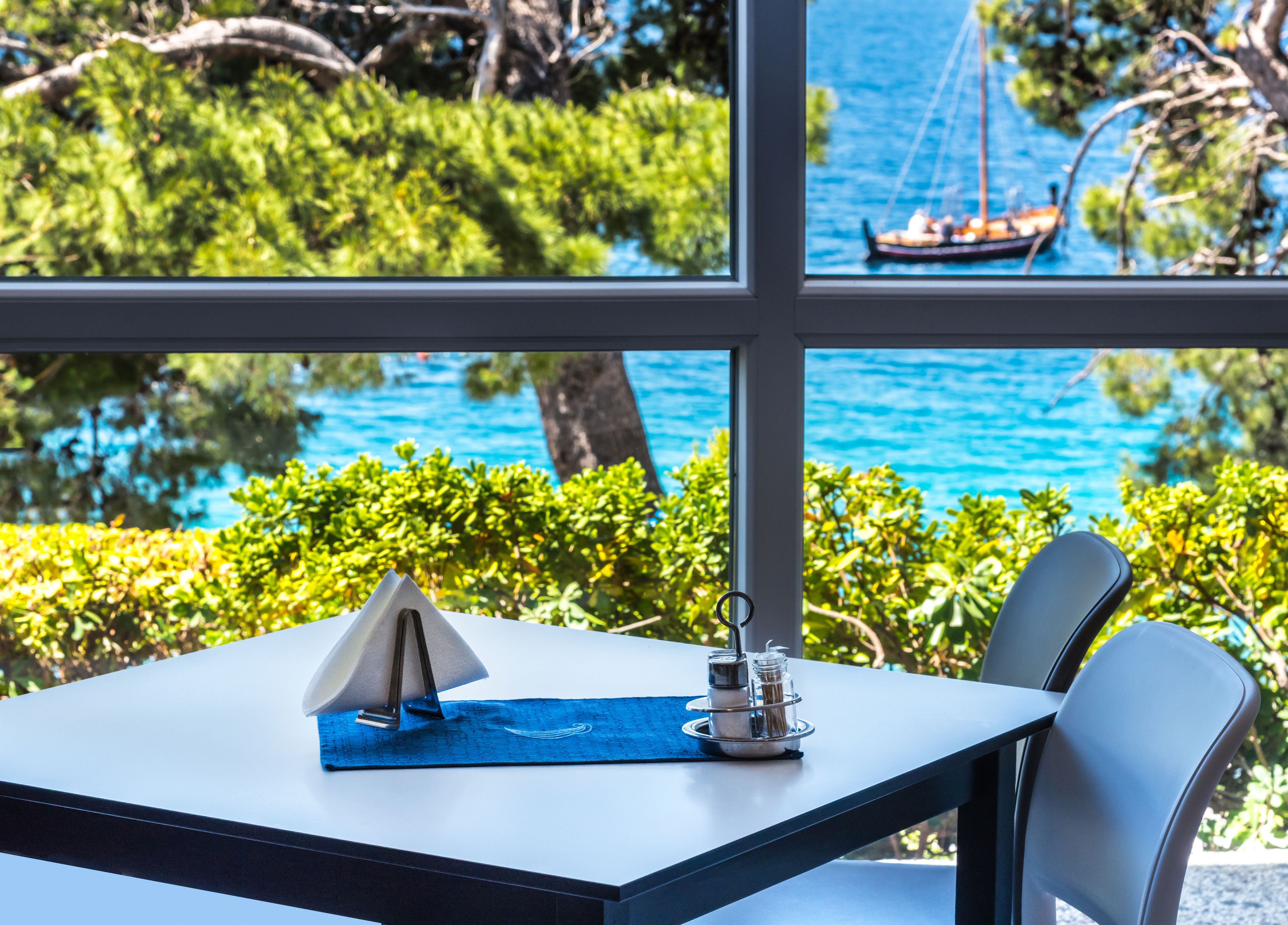 Petit déjeuner, déjeuner et dîner servis sur place, vue sur la mer