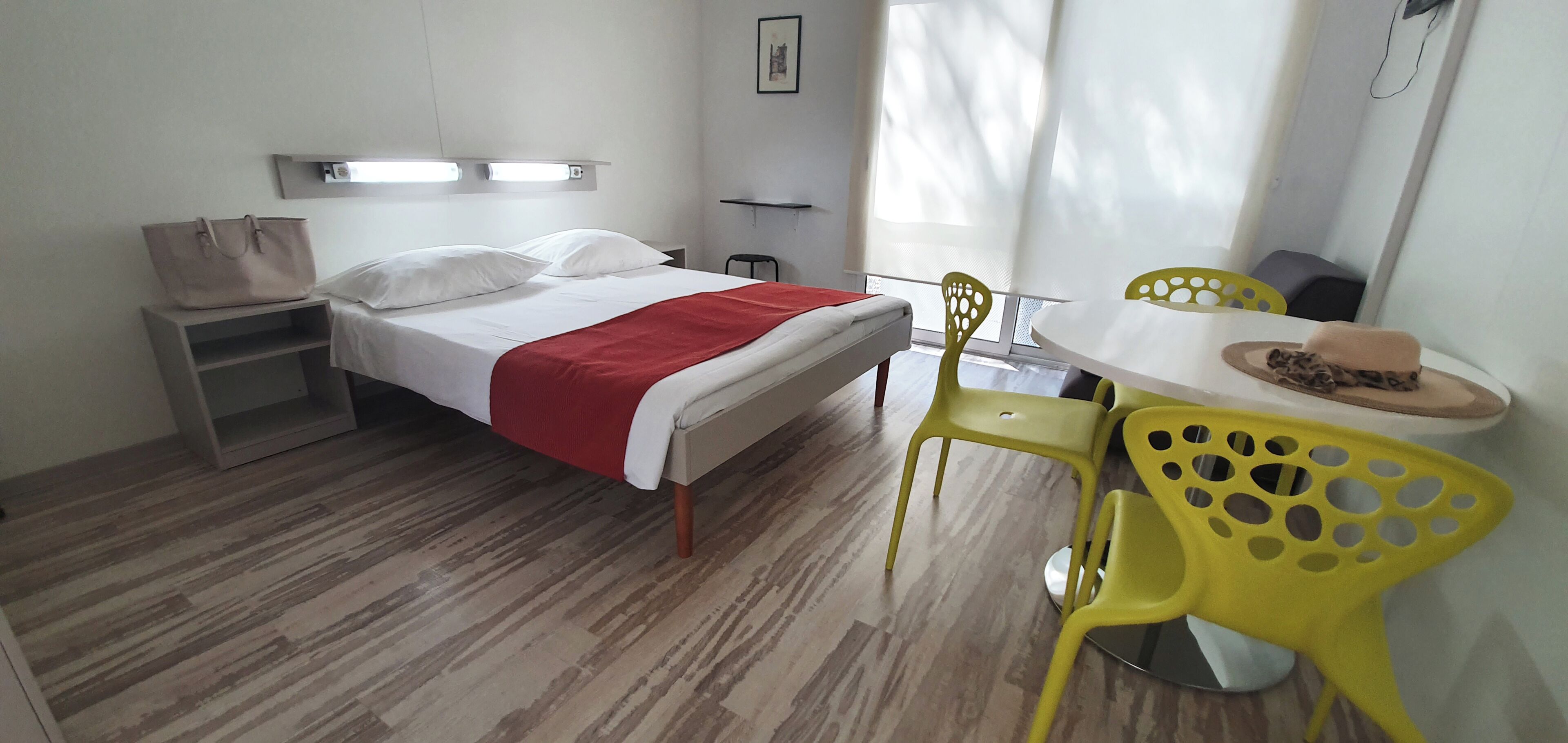 Bungalow – standard | Safe på rommet, skrivebord, wi-fi (inkludert) og sengetøy