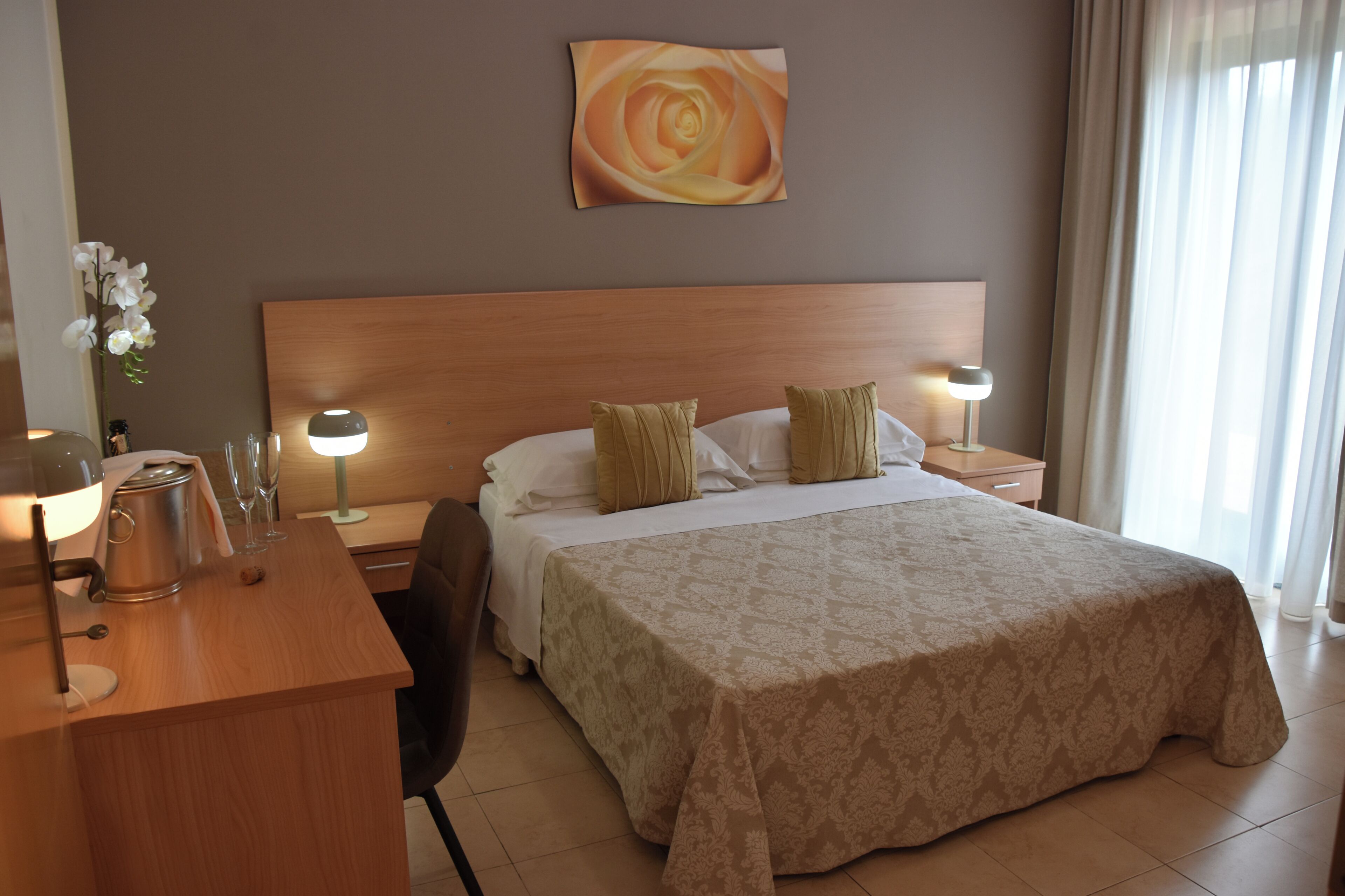 Ropa de cama de alta calidad y caja de seguridad en la habitación 