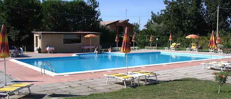 Kauden mukainen ulkouima-allas, aurinkovarjoja, aurinkotuoleja