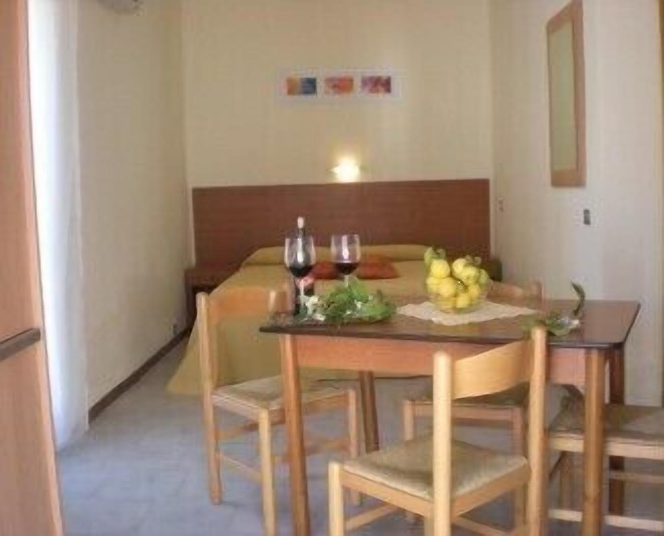 Premium bedding, in-room safe, blackout curtains, free WiFi