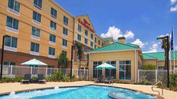 Udendørs pool, åben fra kl. 07.00 til kl. 22.00, parasoller, liggestole