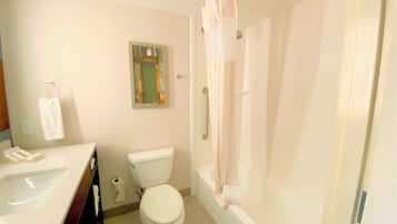 Un baño con inodoro, lavamanos y ducha.