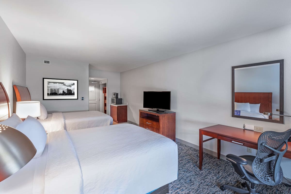 Ropa de cama de alta calidad y caja de seguridad en la habitación