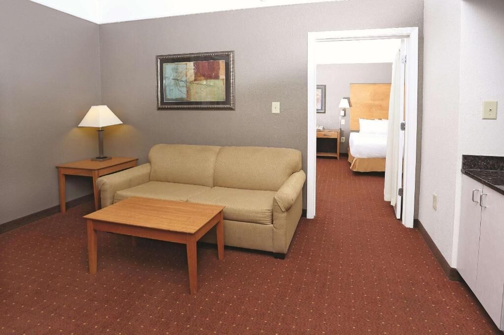 Living area | 32-inch flat-screen TV with cable channels, TV