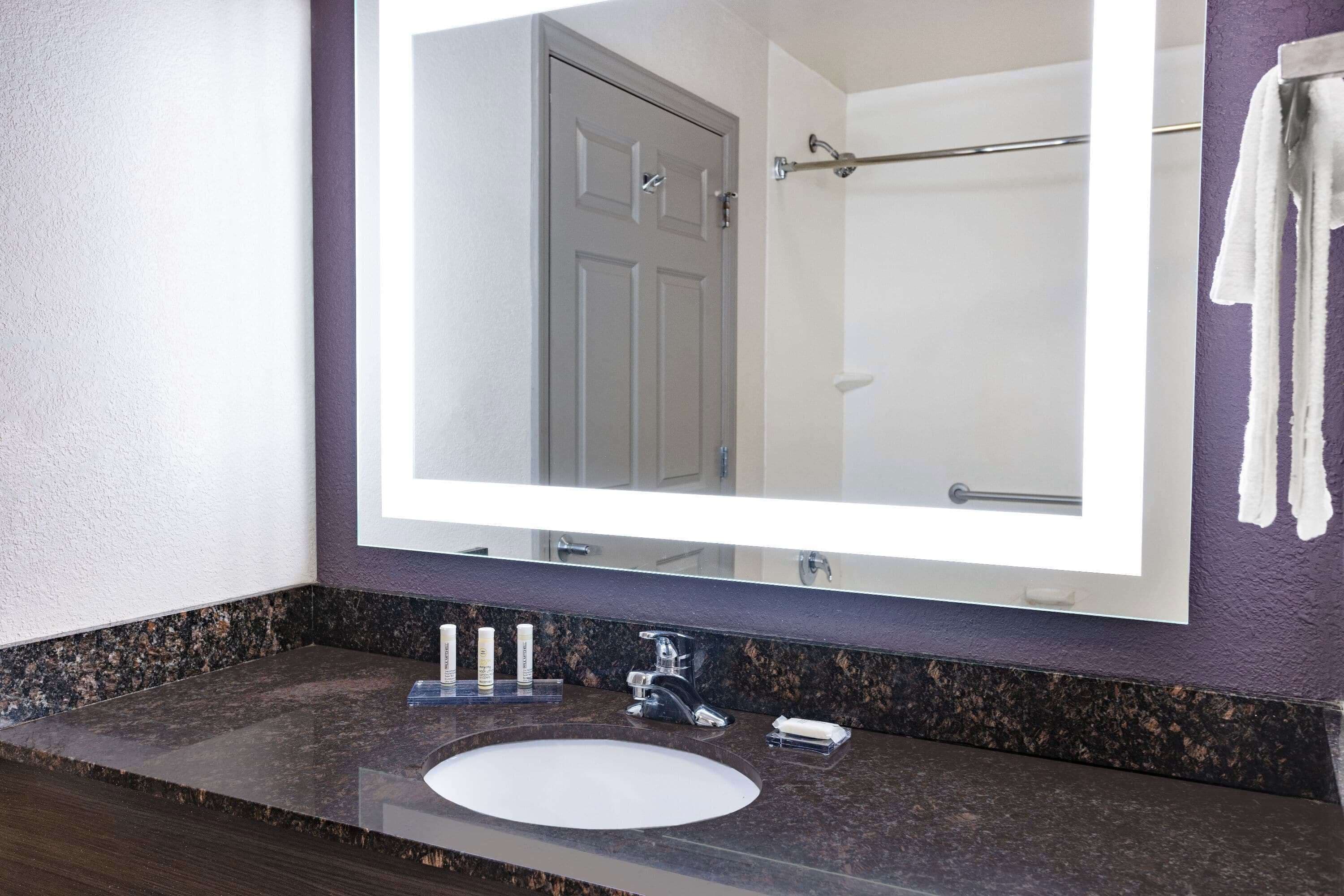 Photo - La Quinta Inn & Suites by Wyndham Norfolk