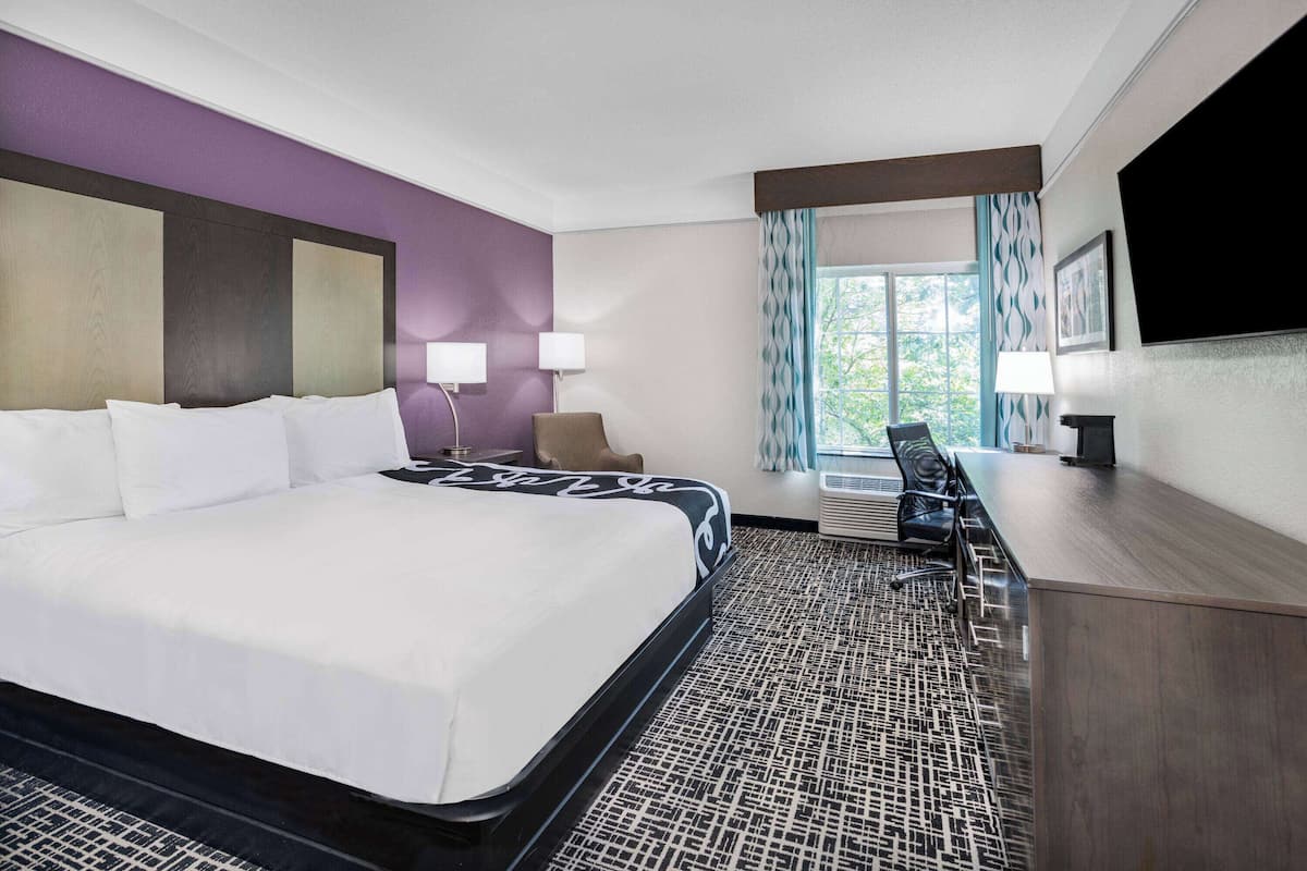 Room, 1 King Bed, Non Smoking | Premium bedding, pillowtop beds, in-room safe, desk