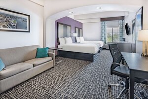 华丽开间套房, 2 张大床, 无烟房 | 高档床上用品、加厚床垫、客房内保险箱、办公桌