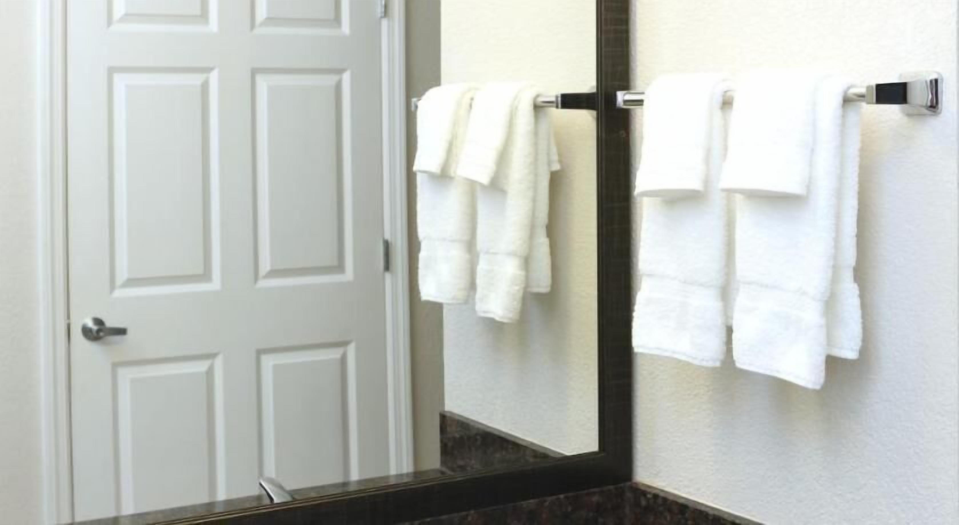 Bathroom | Combined shower/tub, free toiletries, hair dryer, towels