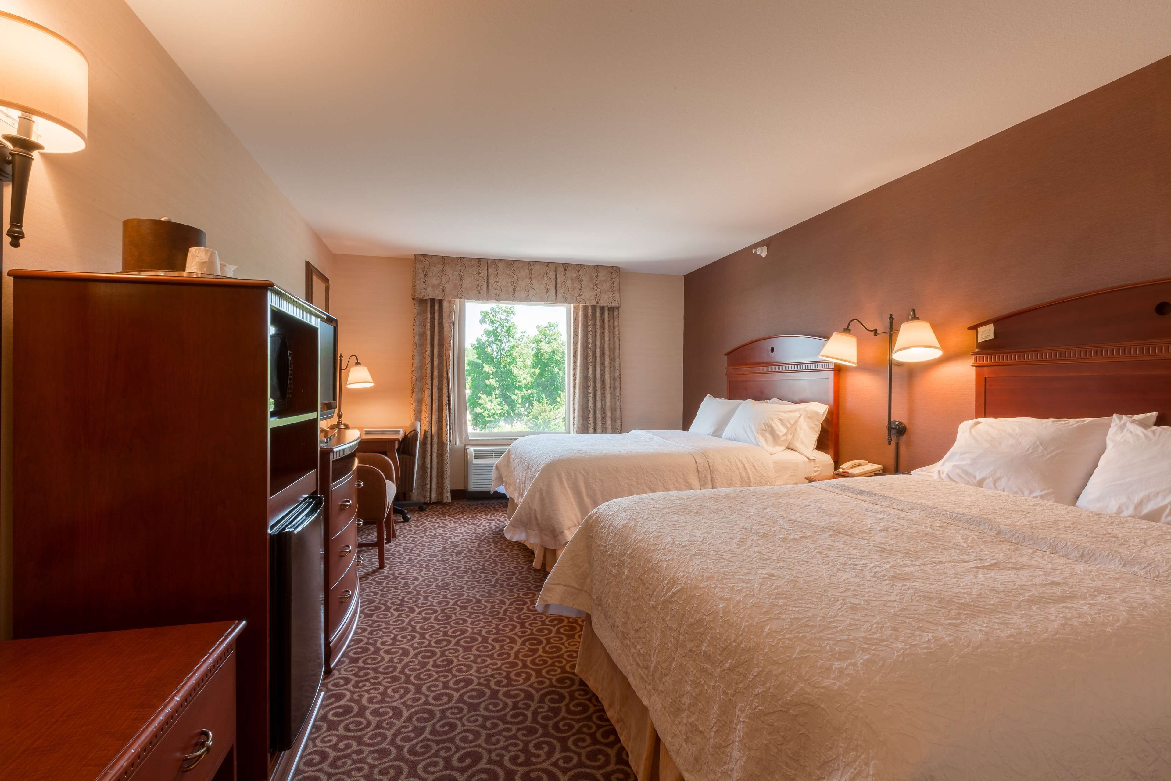 Hypo-allergenic bedding, in-room safe, iron/ironing board, free WiFi
