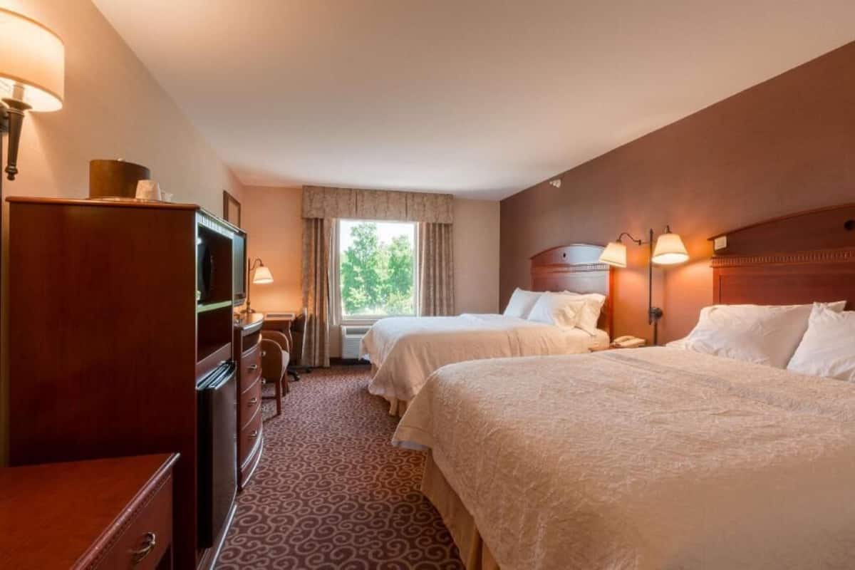 Hypo-allergenic bedding, in-room safe, iron/ironing board, free WiFi