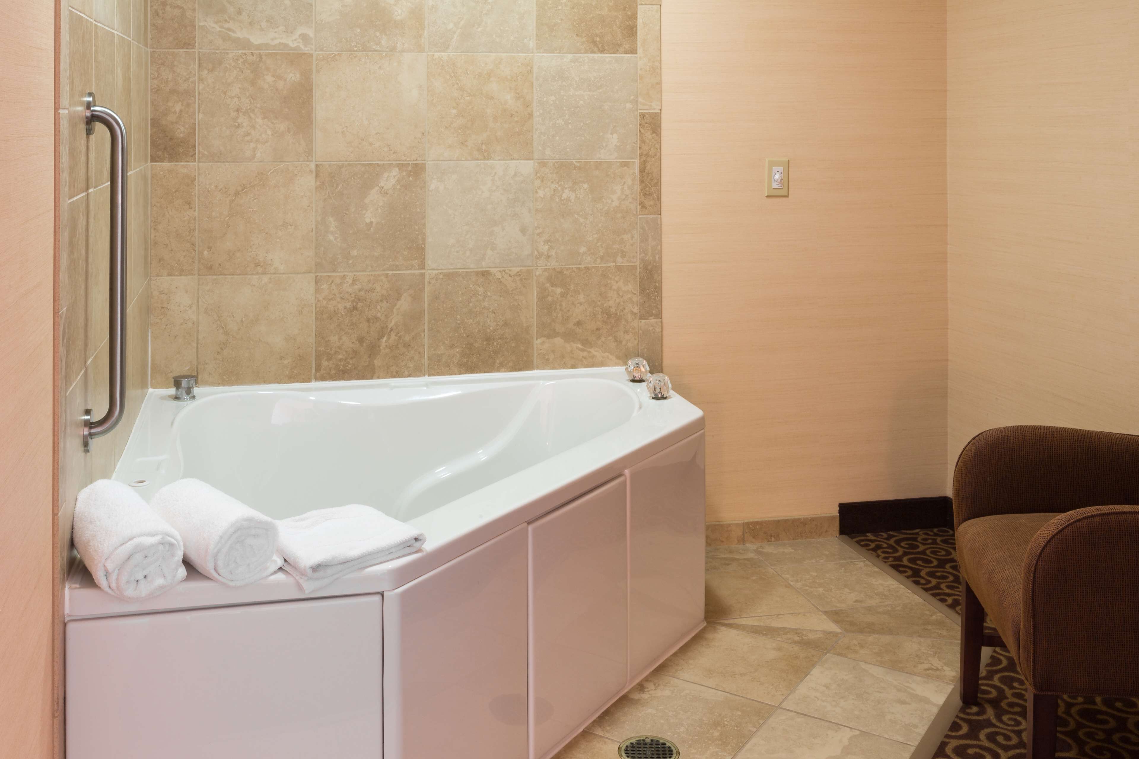 room, 1 king bed, non smoking | 1 bedroom, hypo-allergenic bedding, in-room safe, iron/ironing board