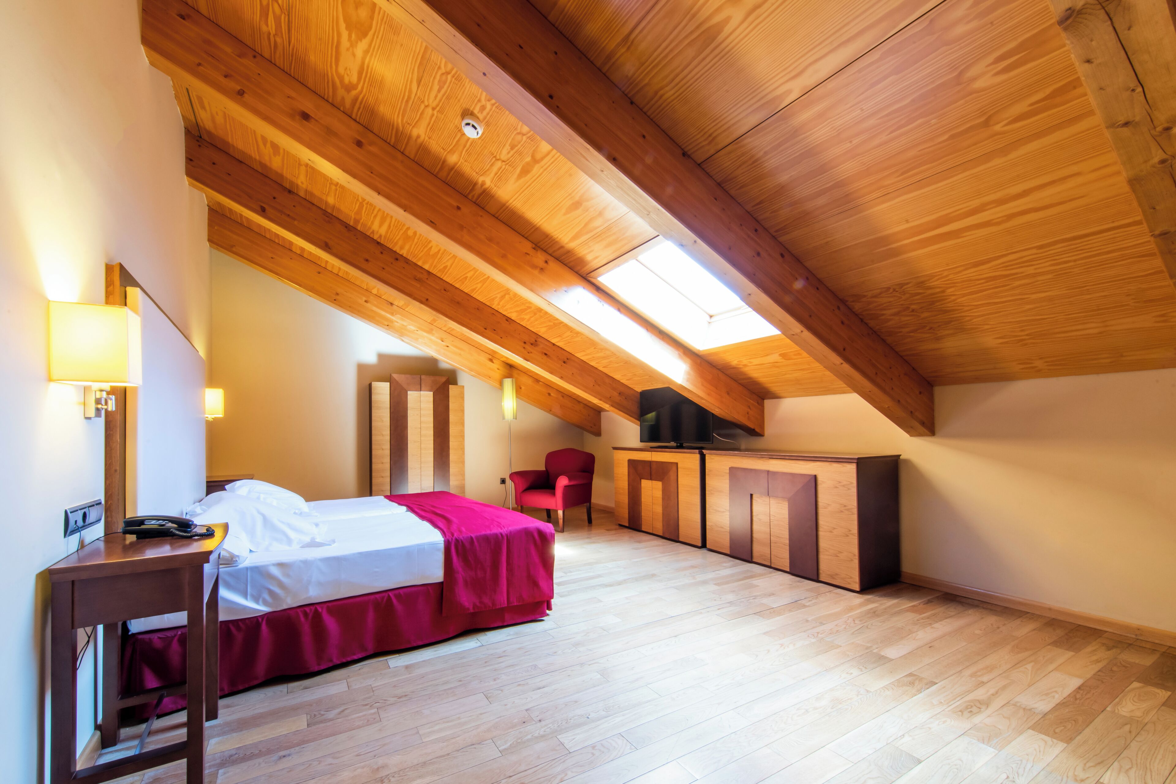 double room | 1 bedroom, minibar, in-room safe, soundproofing