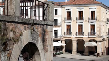 Un edifici històric amb façana tradicional, diversos balcons i un arc de pedra.