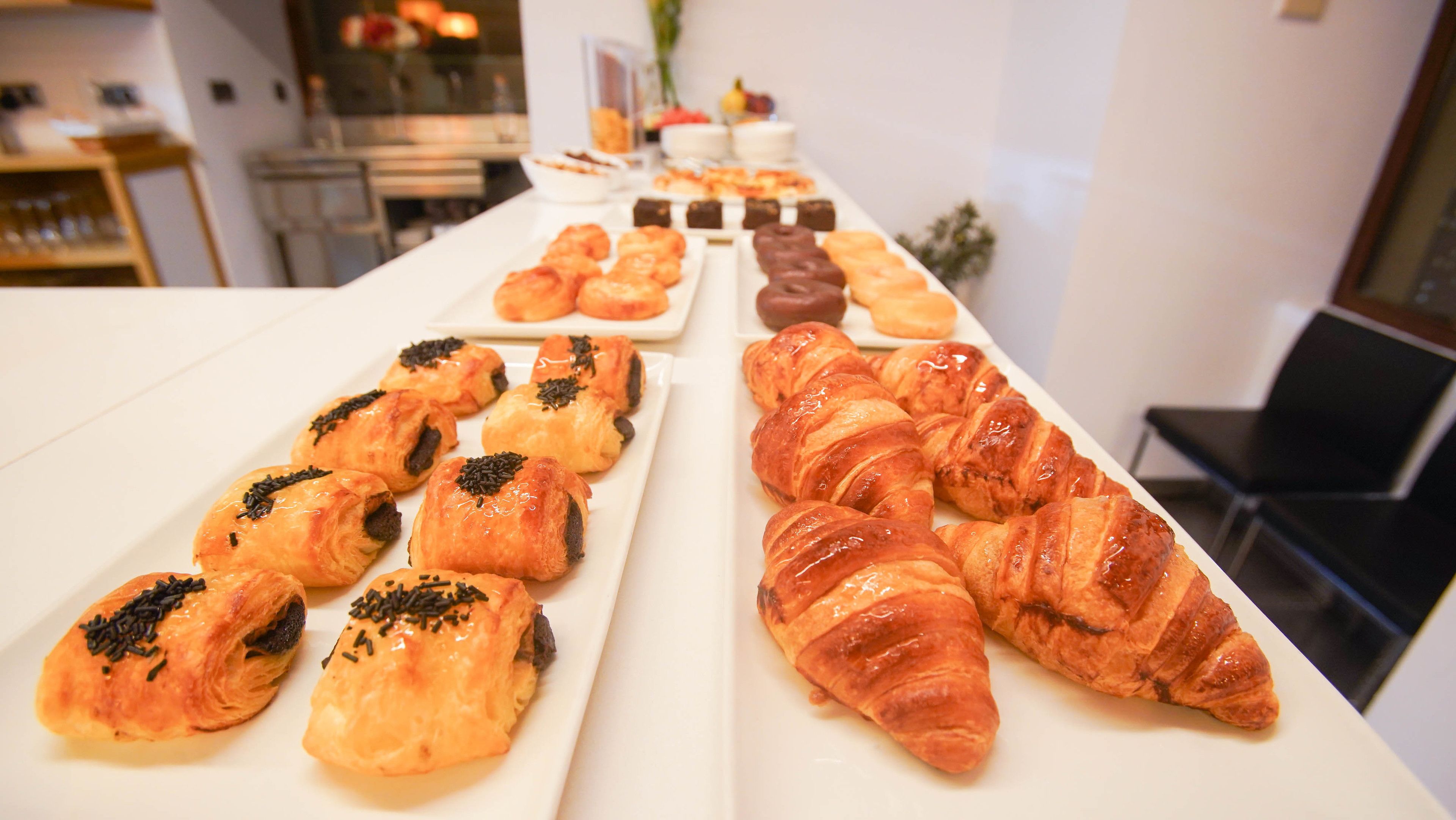 Taula de buffet amb diferents pastissos i postres.