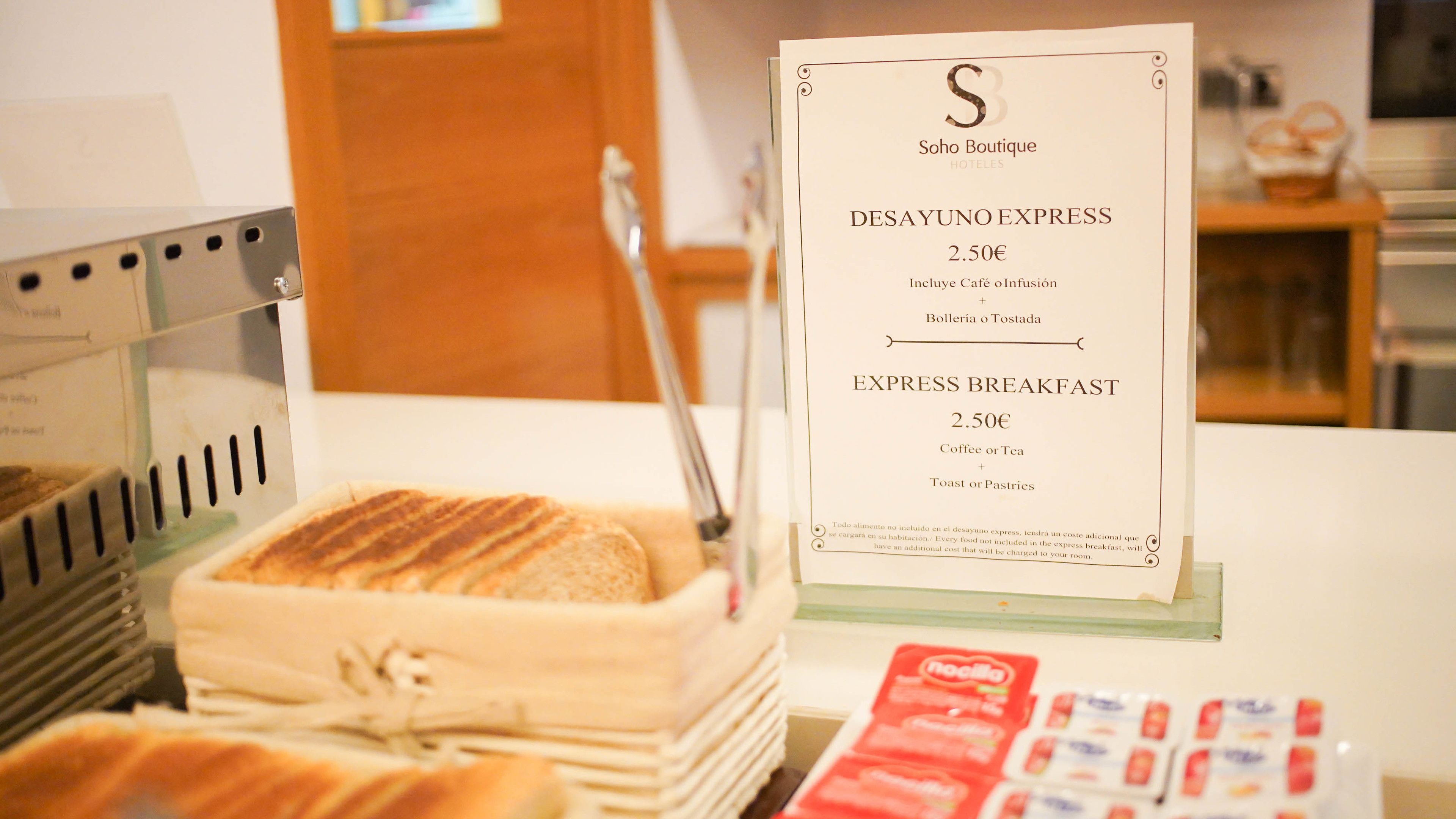 Menú de desayuno en Soho Boutique Hotels, con opciones de desayuno completo y desayuno exprés.