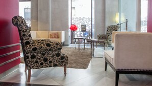 Un salon moderne avec un canapé, des fauteuils et une table basse.