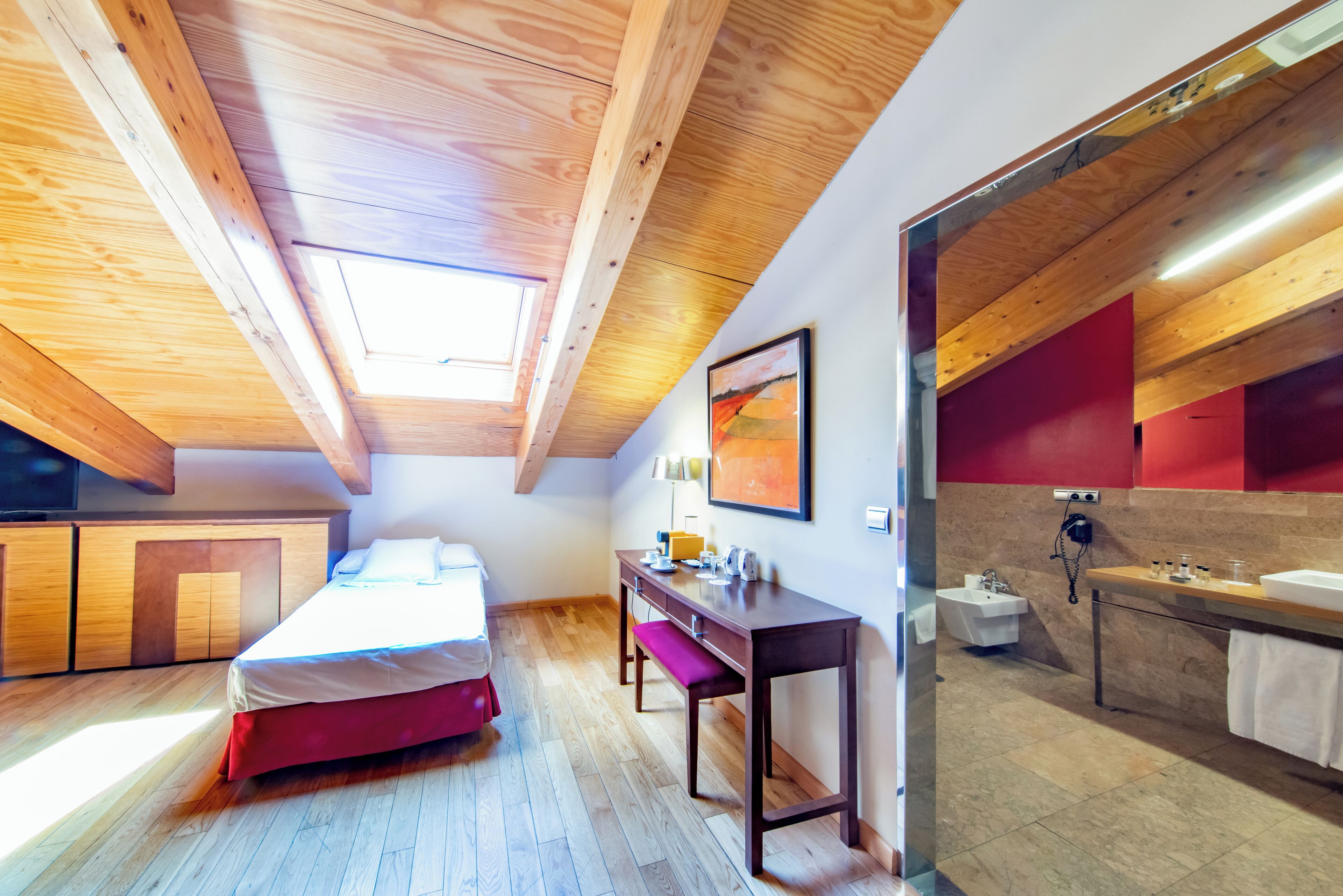 غرفة ثلاثية | ميني بار وخزنة داخل الغرفة وتجهيزات عازلة للصوت