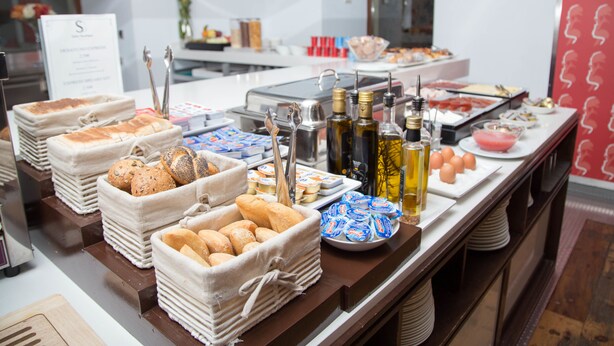 Un buffet proposant une variété de plats et d'accompagnements.