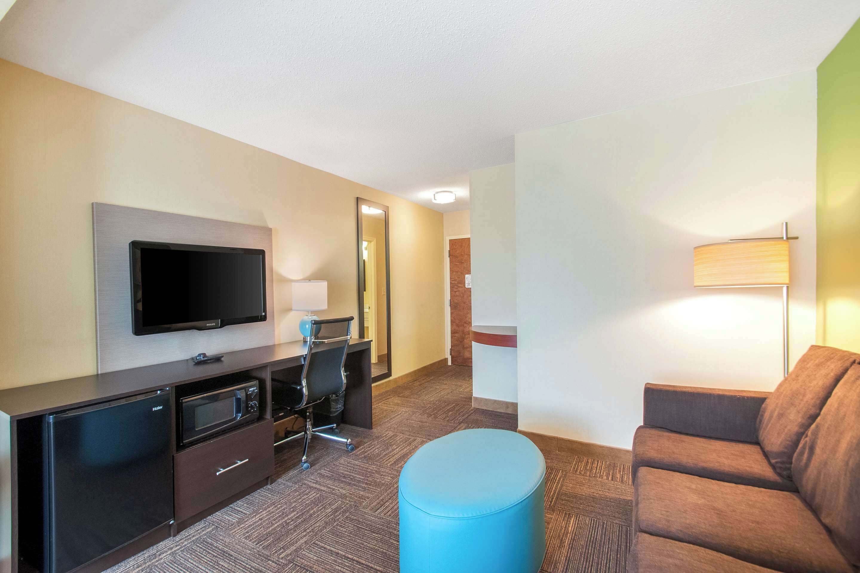 in-room safe, individually decorated, desk, iron/ironing board