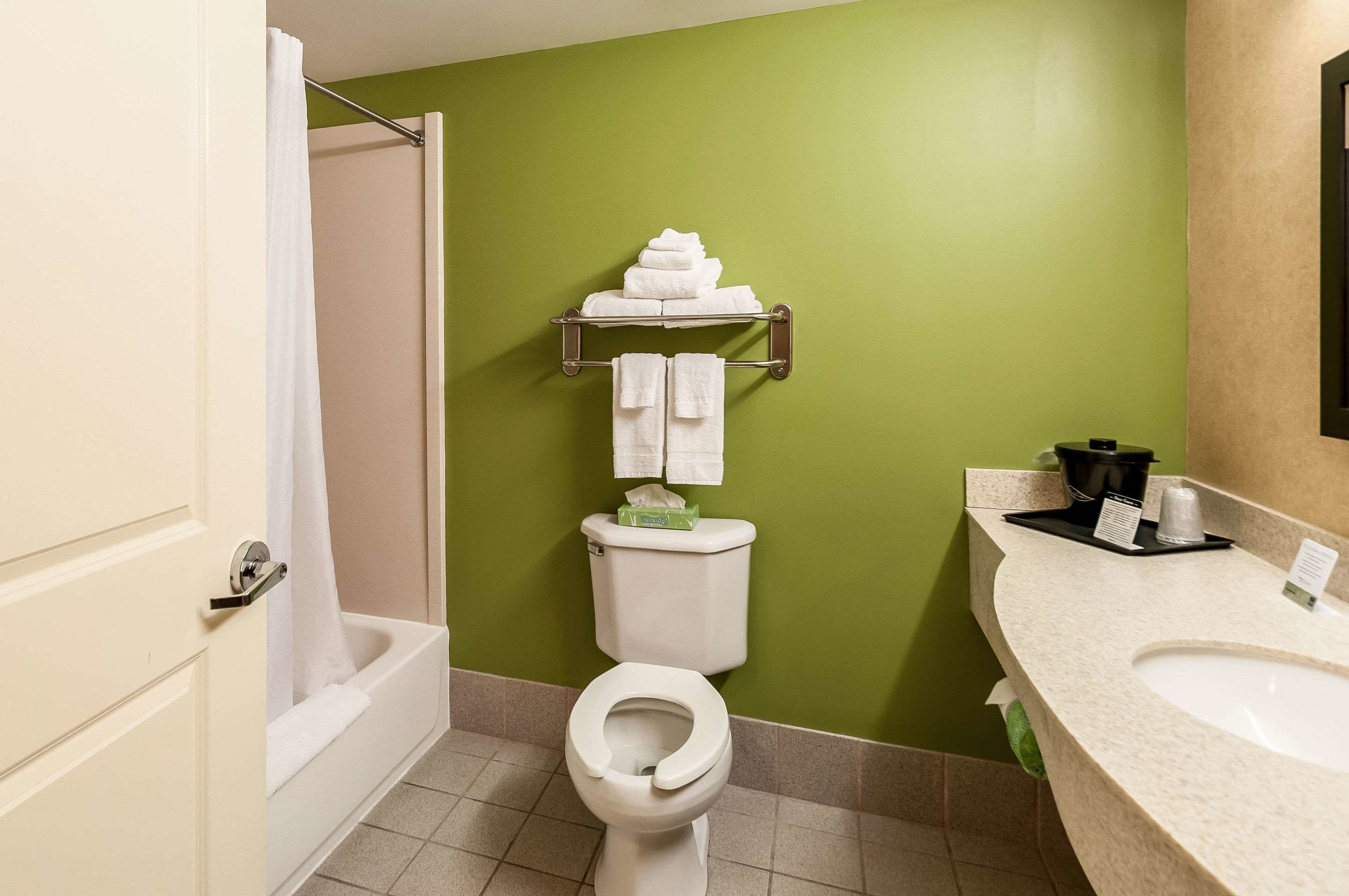 combined shower/bathtub, hair dryer, towels