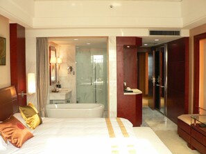 Deluxe kamer | Badkamer | Een aparte badkuip en douche, een diep bad, een regendouche