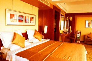 Suite | Senger med overmadrass, minibar, safe på rommet og individuelt innredet