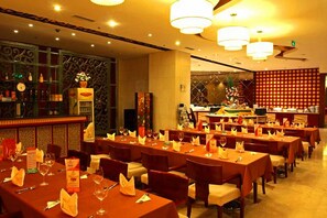 3 restauranter, frokost, lunsj og middag serveres, fusjonsretter