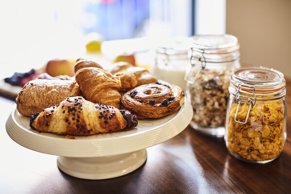 Daily English breakfast (GBP 15.95 per person)
