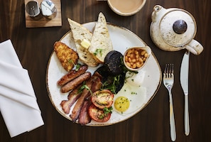 Tägliches englisches Frühstück (15.95 GBP pro Person)