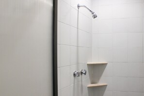 Standard Double Room, 1 Bedroom, City View | Bathroom | Shower, free toiletries, towels - Hotel & Suites Real del Lago (Villahermosa)