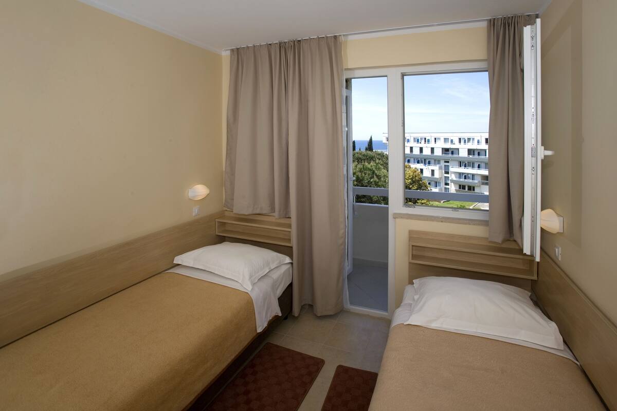 Classic room with balcony sea side | 旅行用ベビーベッド、ベッドシーツ