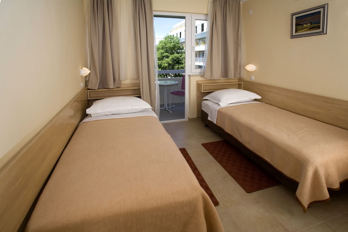 Classic room with balcony | 旅行用ベビーベッド、ベッドシーツ