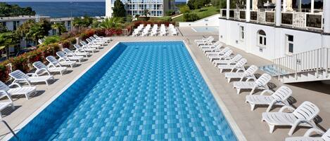 Außenpool (je nach Saison geöffnet), Sonnenschirme, Liegestühle